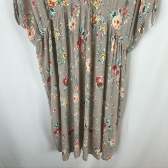 Torrid Top Womens High Low Pullover Tunic Cold Shoulder Floral V-Neck Gray Sz: 4 - Picture 10 of 13